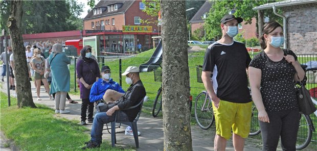 Glückstädter nehmen das Warten auf die ersehnte Corona-Impfung gelassen Geduld ist gefragt – und vorhanden: Bürger in Glückstadt warten auf die Impfung.