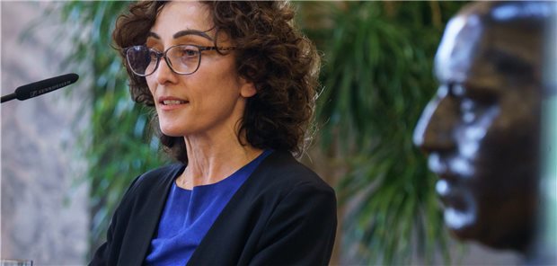 Pflegerin aus Frankfurt mit Wilhelm-Leuschner-Medaille ausgezeichnet Geehrt: Die leitende Krankenschwester Zeynep Kallmayer aus Frankfurt hat die Wilhelm Leuschner-Medaille verliehen bekommen – hier mit der Büste des Namensgebers.