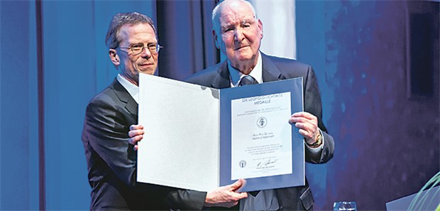 Ein Preisträger und sein moralischer Appell Geehrt: Professor Hellmut Mehnert (r.) mit DGIM-Kongresspräsident Gerd Hasenfuß.