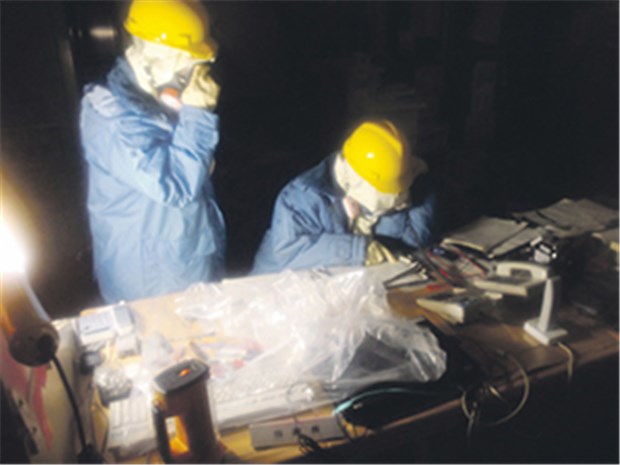 Fukushima: Verstrahlte Arbeiter in der Klinik Gefährliche Strahlung: Arbeiter in Fukushima verlegen ein Stromkabel.