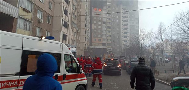 WHO fordert dringend den Schutz des Gesundheitspersonals in der Ukraine Gefährlicher Krankentransport für Rettungssanitäter in Kriegszeiten in der Ukraine: Wie hier bei der Beschädigung eines Wohnblocks in Kiew, laufen die Angehörigen des Rettungsdienstes nicht nur vor Ort, sondern auch während der Anfahrt zum einsatzort sowie auf dem weg zum Krankenhaus Gefahr, Opfer einer erneuten Attacke zu werden. Ihr Verletzungs- und Sterberisiko ist laut WHO dreimal so hoch wie das anderer Beschäftigter im Gesundheitswesen.
