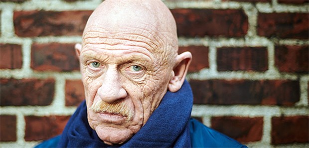 Joe Bausch hört als JVA-Arzt auf Gefängnisarzt und Schauspieler Joe Bausch vor einer Mauer der JVA Wehrl, wo er viele Jahre gearbeitet hat.