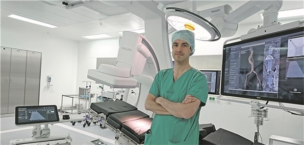 Hybrid-OP verschaffen Ärzten mehr Durchblick Gefäßchirurg Dr.Heiko Wendorff in der Angiografie-Anlage der TU München.