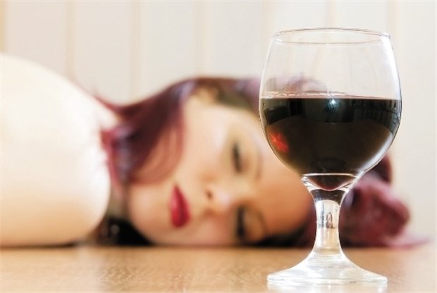Verdacht auf K.O.-Tropfen? Dann sollten Ärzte rasch Blut, Urin und Haare analysieren Gefahr an der Bar. Ist im Glas nicht nur Alkohol, kann es ein böses Erwachen geben.