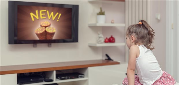 Gefahr aus der Flimmerkiste: Werbung für Süßigkeiten, fettes und salziges Knabberzeug sowie Limonaden soll Kindern künftig erspart bleiben. Eigentlich ...
