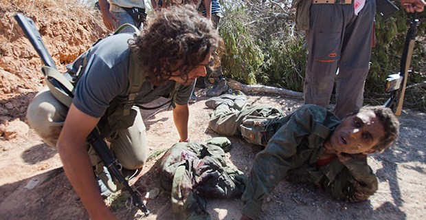 Folter in Libyen: Ärzte mit Grenzen Gefangen in Misrata: Ein Gaddafi-Getreuer in den Händen der Rebellen.