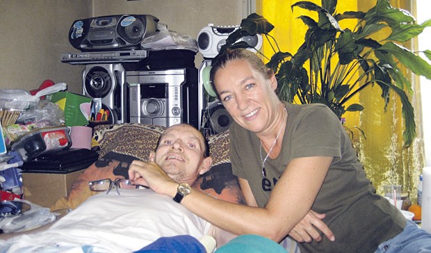 Engagement für ein Hospiz der Hoffnung Gefragt ist Zuwendung und menschliche Wärme: Besuch bei Marius, einem Patienten mit Multipler Sklerose.