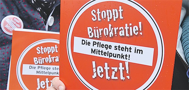 Wie will die Regierung die Pflegedokumentation entschlacken? Gegen Bürokratie: Oft ist Pflegepersonal auf die Straße gegangen, nun wird die Entbürokratisierung Realität.