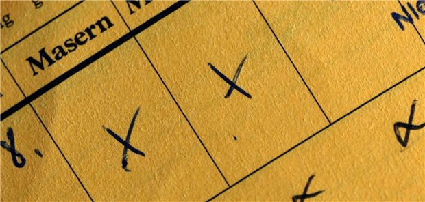 Masern-Impfpflicht: Landkreise warnen vor massiver Belastung der Gesundheitsämter Gegen Masern geimpft? Seit zwei Jahren gilt eine Impfpflicht für Gemeinschaftseinrichtungen wie Kitas und Schulen, diese wird aber in mehreren Stufen umgesetzt.