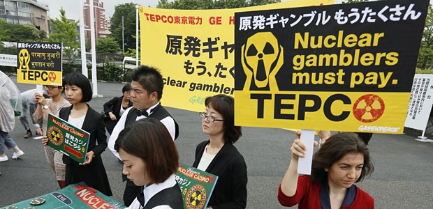 Japan setzt wieder auf die Atom-Karte Gegen Nuklear-Kasino: Ende Juni demonstrieren Aktivisten von Greenpeace in Tokio im Rahmen der Hauptversammlung von Tepco, dem Betreiber der Atomruine in Fukushima-Daiichi, gegen Atomkraft und für die volle Haftung des Unternehmens für die Folgen der Katastrophe vom 11. März 2011 im Nordosten Japans.