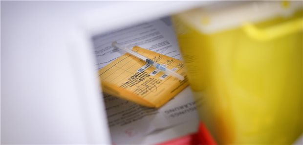 Gericht: Gesundheitsamt darf kein Bußgeld für fehlenden Corona-Impfnachweis androhen Gegen SARS-CoV-2 geimpft? Für die Nichtvorlage des Nachweises dürfen Ämter keine Bußgelder androhen.