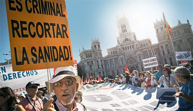 Klamme Kassen, krankes System Gegen Sparmaßnahmen im Gesundheitssystem gingen im September 2013 viele Madrider auf die Straßen.