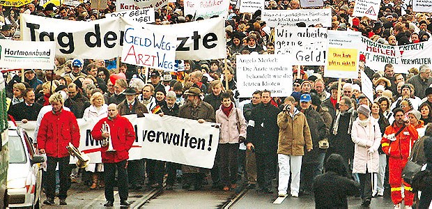 Bittere Medizin für die Patienten Gegen Ulla Schmidt: Ärzte und Praxisteams zogen am 18. Januar 2006 in einem Protestzug vor das Bundesgesundheitsministerium.