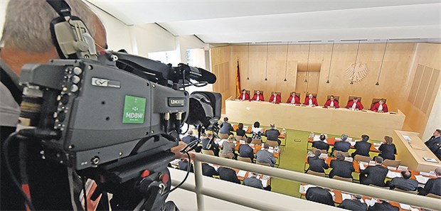 Gemeinsame Sache mit Ärzten erlaubt Gegen das Verbot anwaltlicher Kooperationen mit Ärzten macht das Bundesverfassungsgericht die im Grundgesetz verankerte Freiheit der Berufsausübung geltend.