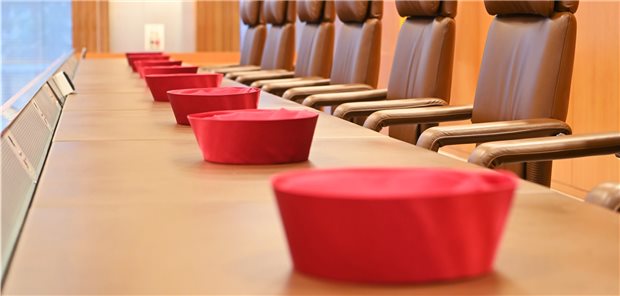 Tarifpflicht: Private Pflegeanbieter ziehen vor das Verfassungsgericht Gegen den „Tarifzwang“ in der Altenpflege haben private Anbieter Klage beim Bundesverfassungsgericht eingereicht.