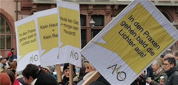Wider die Sparpolitik, für mehr Anerkennung Gegen die Gesundheitspolitik der Bundesregierung: Am Mittwoch (15.02.2023) versammelten sich zahlreiche Ärztinnen und Ärzte, MFA und sämtliche Berufsverbände zum vierten Protesttag in Hessen.
