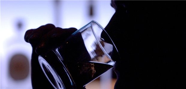 Der Schatten einer Person, die Whiskey trinkt