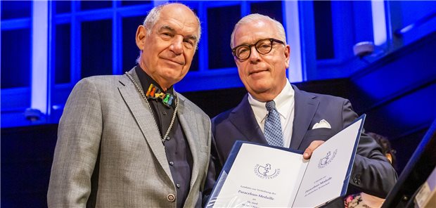 Paracelsus-Medaille posthum an Heidrun Gitter vergeben „Geheilt zu werden ist ein Akt des Mitgefühls.“ – Preisträger Dr. Helmut Peters (l.) erhält die Urkunde bei der Verleihung der Paracelsus-Medaille.