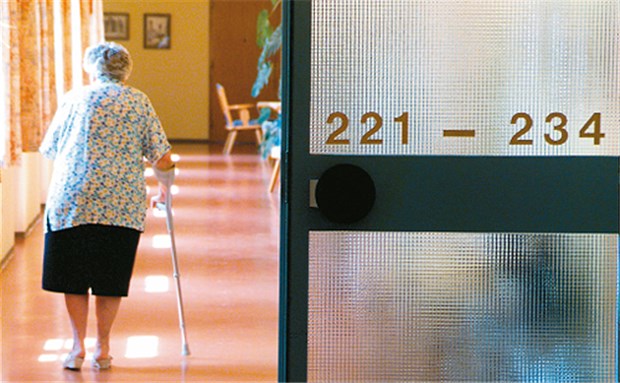 Nur fünf Meter: Gehtest verrät viel über postoperatives Risiko bei Alten Gehen auf dem Flur - Screening-Test vor Op bei alten Menschen?