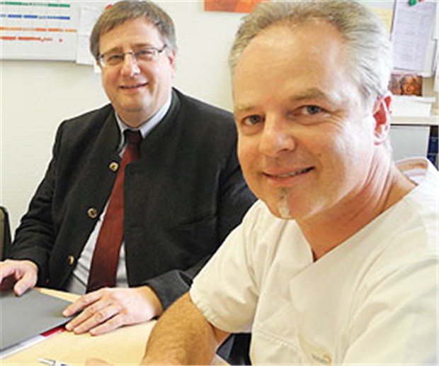 Altöttinger Pflege-Pioniere Gehen neue Wege in der Pflege-Ausbildung: Reinhard Graml (r.), Leiter der Altöttinger Krankenpflegeschule, und Klinikvorstand Michael Prostmeier.