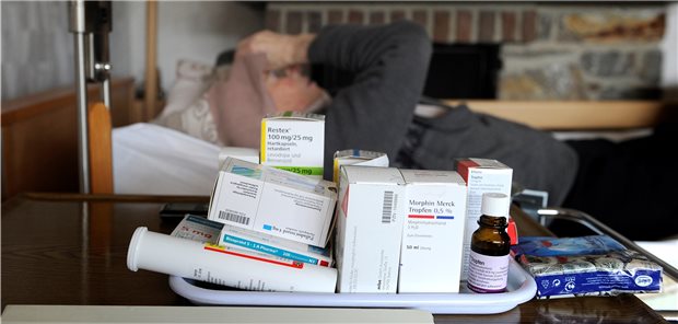 Fachgesellschaft ohne klare Position zur Suizidassistenz Gehört oft mit zur palliativen Betreuung: ein ganzes Arsenal von schmerzlindernden Medikamenten und Tropfen.