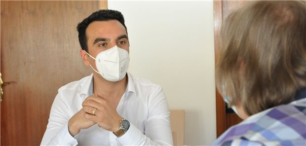 Glückstädter nehmen das Warten auf die ersehnte Corona-Impfung gelassen Geht auf die Ängste der Impfwilligen ein: Der Arzt Florent Ismani bei der Quartiersimpfung in Glückstadt.
