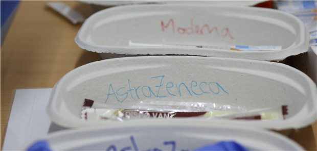 Schalen mit der Aufschrift AstraZeneca und Moderna stehen auf einem Tisch im Impfzentrum des Landkreises Harz.
