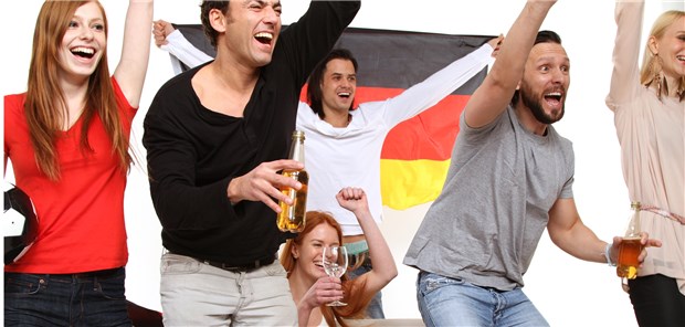 "Hamburger mit Salat und O-Saft ist keine Fehlernährung" Geht beim Anfeuern schnell unter: Wie viel Junk Food sich Fußball-Fans während der WM reinstopfen.