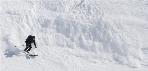 Geht da gleich eine Lawine ab? Eine internationale Kommission hat evidenzbasierte Empfehlungen zur Erstversorgung von Lawinenopfern entwickelt und herausgegeben.
