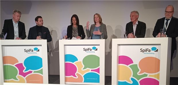 Geht es mit der Digitalisierung jetzt schneller weiter? Darüber diskutierten (v.l.n.r.) Thomas Müller (Vorstandsmitglied KVWL), Nikolay Kolev (Geschäftsführer Doctolib), Moderatorin Jessica Hanneken (BFS health finance), Dr. Susanne Ozegowski (Abteilungsleiterin Digitalisierung BMG), Dr. Norbert Smetak (2. Stellv. Vorsitzender des SpiFa) und Nils Leopold (Referatsleiter beim Bundesbeauftragten für den Datenschutz) beim Fachärztetag in Berlin. 