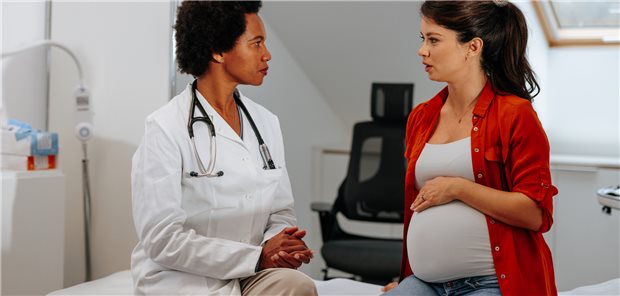 Geht es um eine MRT für den Fötus? Mehr als die Hälfte der Mütter erhalten in der fetalen MRT eine Zufallsdiagnose (Symbolbild mit Fotomodellen).