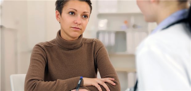 Geht es um eine nachhaltig lebensverändernde Erkrankung? Dann könnte bei einer Beratung die GOÄ-Nr. 34 angezeigt sein. (Symbolbild mit Fotomodell)