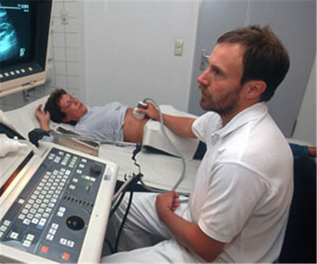 Ran mit dem Schall an die Bauchaorta! Geht schnell, tut nicht weh, kann Leben retten: Ultraschall der Bauchaorta. © Jochen Tack / imago