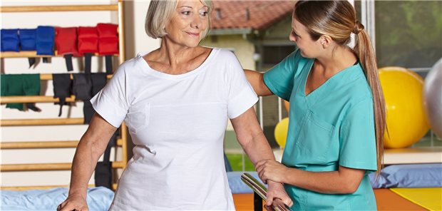 Gesundheitswirtschaft im Nordosten wirkt stabilisierend Gehtraining in einer Reha-Maßnahme: Die Pandemiezeit war für die Beschäftigten der Reha-Branche in Mecklenburg-Vorpommern schwierig. Viele Arbeitsplätze gingen zumindest vorübergehend verloren.