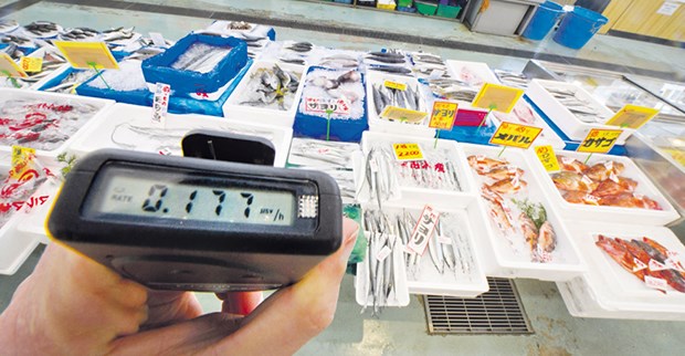 Strahlung bestimmt nicht nur Japans Alltag Geigerzähler im Einsatz: Auf diesem Fischmarkt in Ichinomiya in der ostjapanischen Präfektur Chiba liegt die Belastung unterhalb des Grenzwertes.