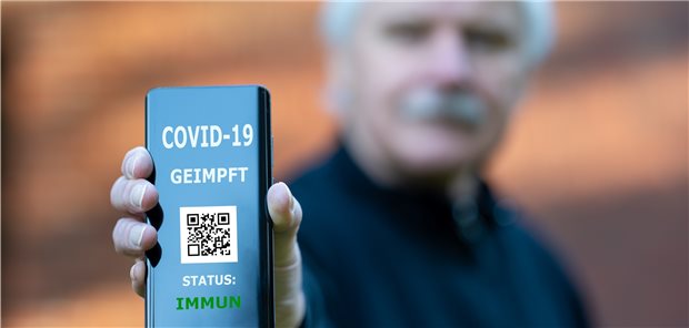 Schlag gegen Betrüger – immer mehr gefälschte Corona-Impfausweise Geimpft! Immun! – ist die Info auf dem Handy korrekt?
