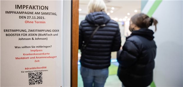 Gesundheitsminister denkt über Bonussystem für Praxen nach Geimpft und geboostert wird vor allem in den Praxen. Bundesgesundheitsminister Karl Lauterbach sieht das Engagement der Ärzte.