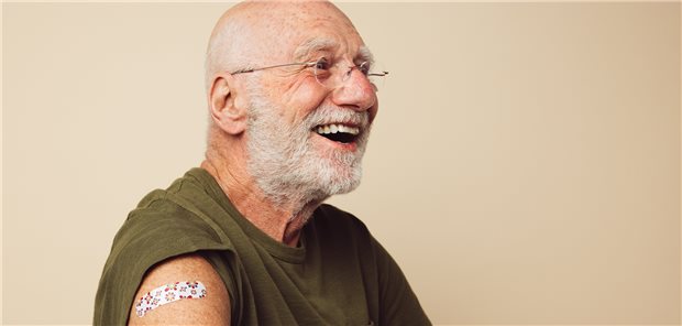 Geimpfte haben gut Lachen: Regelmäßiger Grippeschutz ist mit einem reduziertem Demenzrisiko assoziiert. Ob die Impfung aber vor Demenz schützt, oder ob regelmäßiges Impfen nur Zeichen eines gesunden Lebensstils mit verringerten Krankheitsrisiken ist, wurde bisher nicht geklärt. (Symbolbild mit Fotomodell)