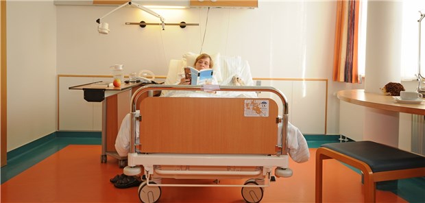 Gelangweilt auf die Reha warten? Wenn eine Entlassung nicht in Frage kommt, kann sich die Klinik das bezahlen lassen.