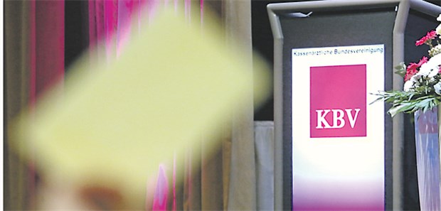 KBV und Kassen fürchten den "kleinen Staatskommissar" Gelbe Karte: Abstimmung in der KBV-Vertreterversammlung.