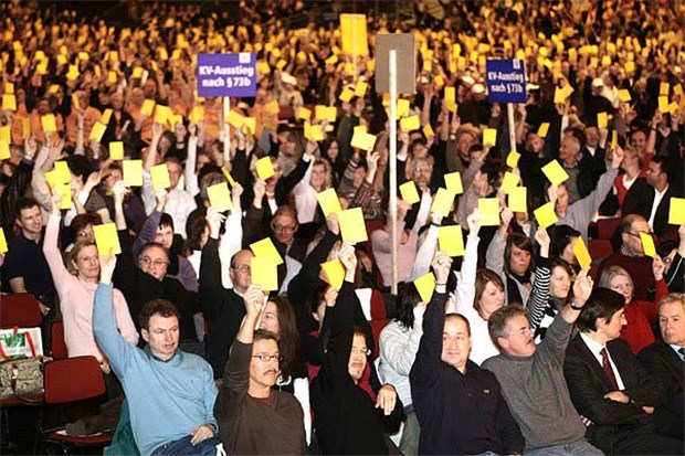 Ärzte im Südwesten forcieren den Abschied von der KV Gelbe Karte als Zeichen der Zustimmung zum Protest.