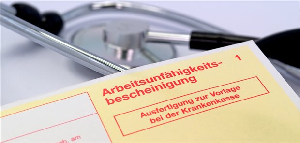 Gelber Schein: Nicht bei allen Ärzten klappt die Umstellung auf die eAU problemlos. Für mögliche Verzögerungen dürfen Krankenkassen aber nicht die Patienten in die Pflicht nehmen, hat das Dresdner Sozialgericht nun entschieden.