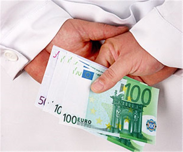 Ermittlungen gegen hessische Radiologen und Orthopäden Geld hinter dem Rücken von Patienten sollen sich Ärzte in Hessen zugeschanzt haben.