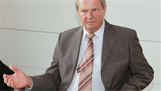 "Geld ist im Gesundheitswesen genug da" "Geld ist im Gesundheitswesen genug da, man muss es nur richtig verteilen und an den richtigen Stellen einsetzen." (Dietmar Hopp, Unternehmer und SAP-Mitbegründer)