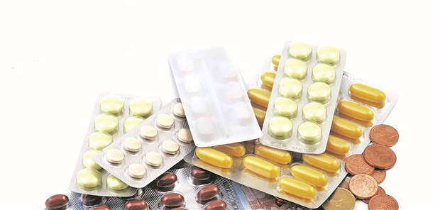 Geld und Pillen: Festbeträge führen auch zu Therapieeinschränkungen, so eine Analyse.