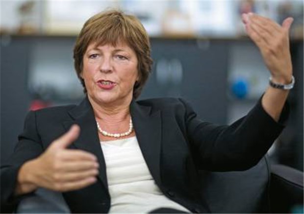 Ulla Schmidt weist Honorar-Kritik scharf zurück "Geld wird bereitgestellt. Es kann nicht sein, dass dieses Geld nirgendwo ankommt": Bundesgesundheitsministerin Ulla Schmidt.