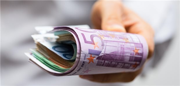 Geld zurück: Der Arzt muss die bereits gezahlten Nettovergütung für die vergangenen sechs Monate an den Klinikträger zurückzahlen.
