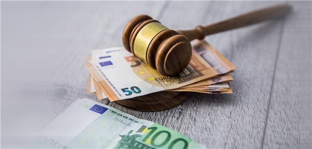 Geldscheine und Richterhammer