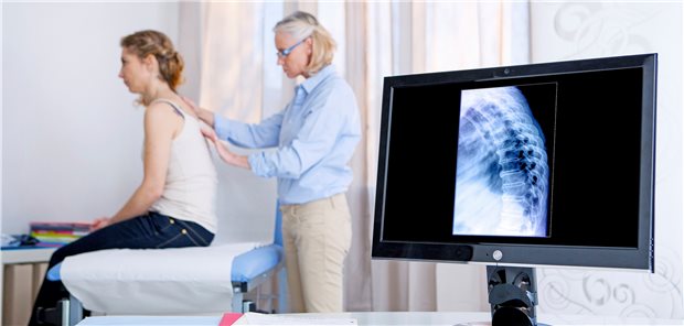 Gelenkbeschwerden nach einer Reise: Meist sind Überlastungen die Ursache, abzuklären sind aber auch rheumatisch-entzündliche Erkrankungen, Gelenkinfektionen oder virale Arthritis.