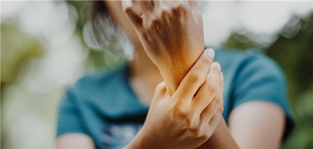 Gelenkschmerz – ein Bote für rheumatoide Arthritis? Ergebnisse einer Studie weisen darauf hin, dass der Ausbruch der Krankheit bei Personen mit hohem Risiko dafür beeinflusst werden kann.
